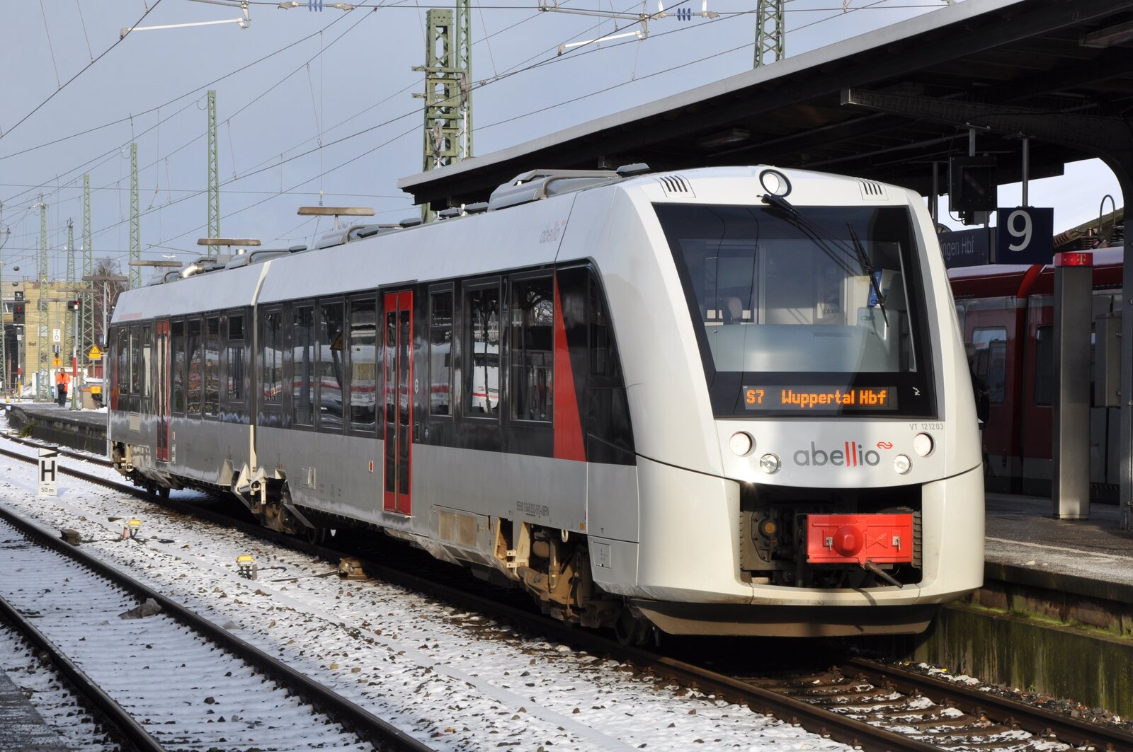 Eine S7 mit Zielanzeige Wuppertal Hauptbahnhof am Bahnsteig in Solingen, fotografiert im Winter 2014.